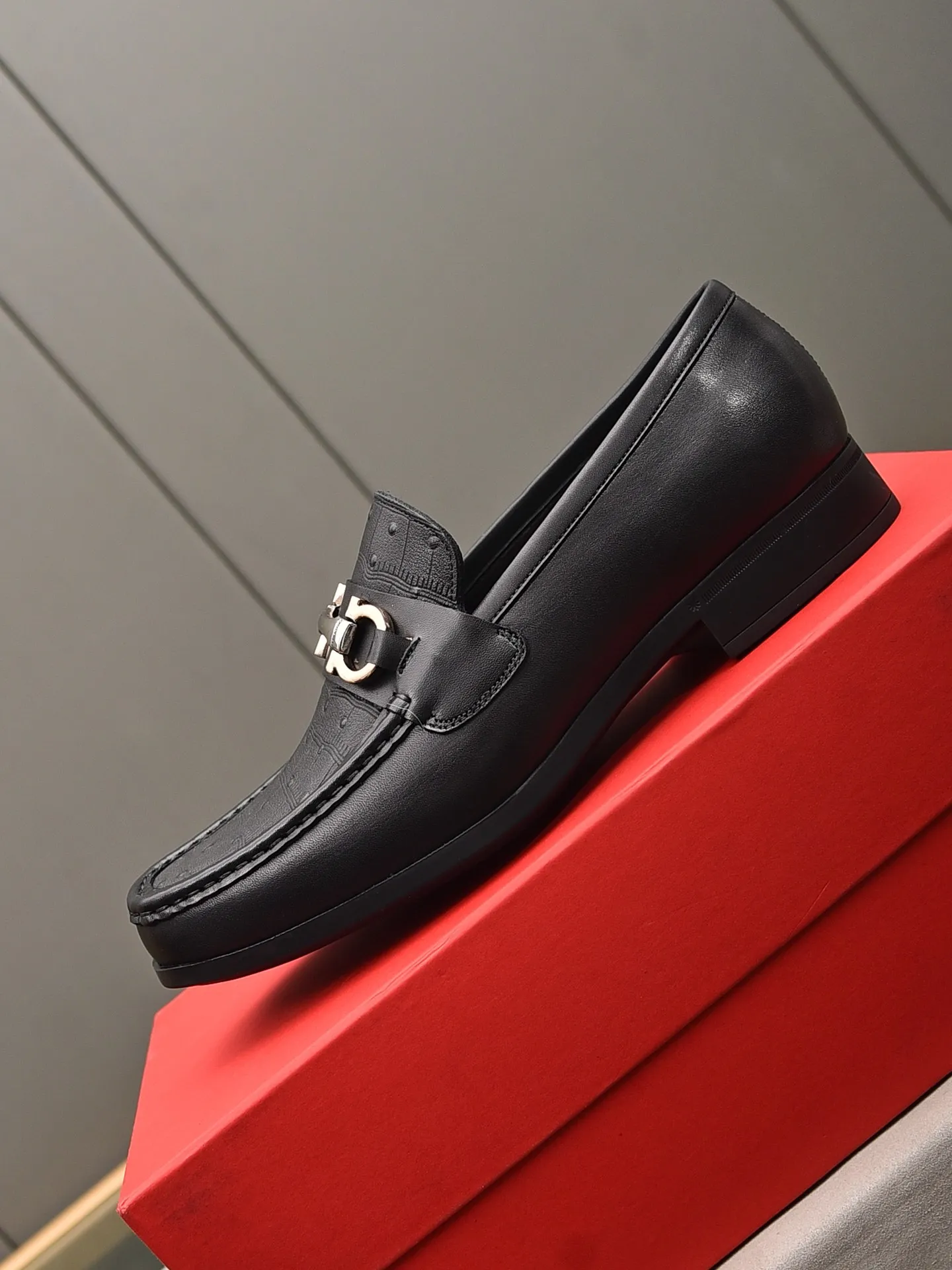 Men's shoes 💰: 460 [Original running volume and quality] Brand: Ferragamo (Ferragamo) Size: Men's size 38/44 (45 can be customized) Grade: Same style as the official website High-end quality men's shoes Material: Original first-layer calfskin Water-dyed cowhide lining Original outsole Style categories: Men's fashion formal business casual leather shoes Slip-on men's high-top series Young fashion European and American trends British style Casual matching Comfortable on the feet